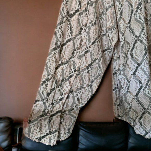 Calvin Klein Snake Print Blouse Size 3X - Picture 8 of 11